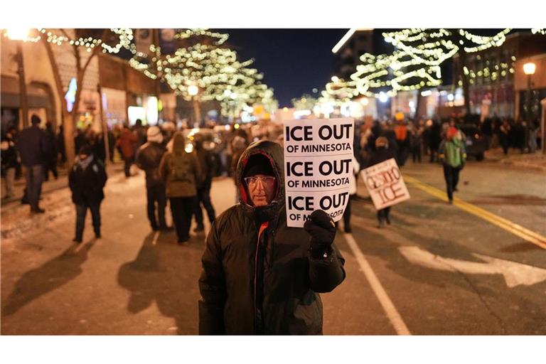 Die Wut auf der Straße gegen Trumps radikale Abschiebepolitik wächst.