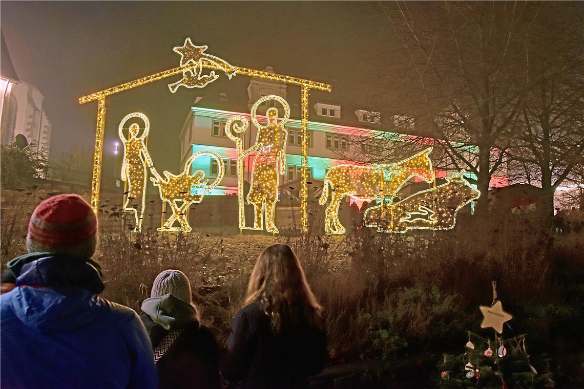 Die XXL beleuchtete Weihnachtskrippe vor dem angestrahlten Amtsgericht. Weihnach...
