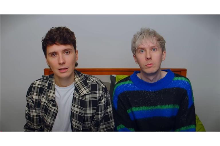 Die YouTube Dan Howell (l.) und Phil Lester sprechen in ihrem neuen Video über ihre Beziehung.