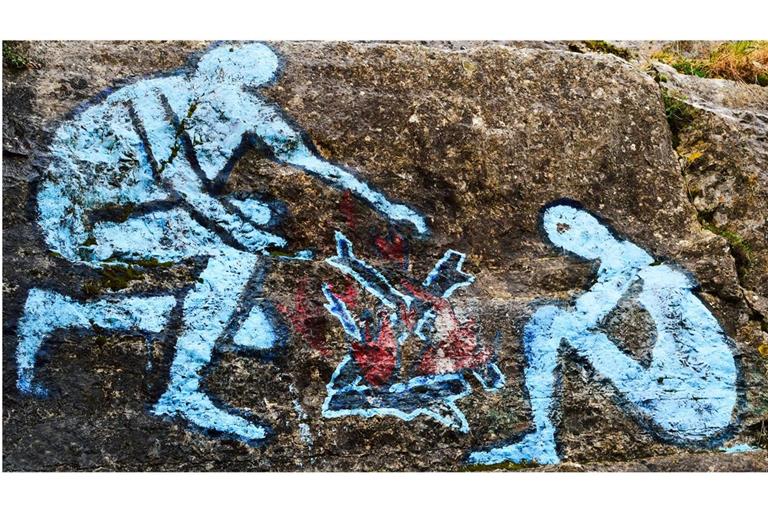 Die Zähmung von Wildfeuern (beispielsweise aus Blitzschlägen oder Erdbränden) und später die Kunstfertigkeit, Feuer zu entfachen, waren wichtige Schritte auf dem Weg der  Menschwerdung.