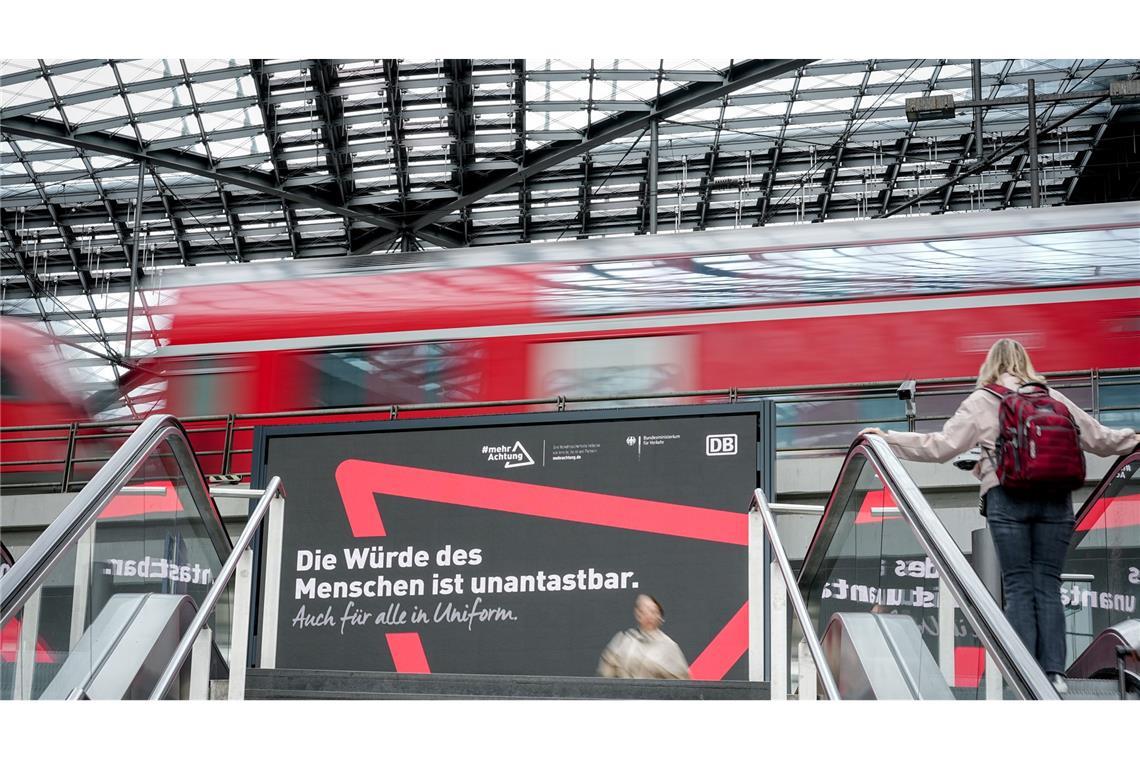Die Zahl der Angriffe auf Bahnbeschäftigte ist innerhalb eines Jahres gestiegen. Jetzt gibt es eine Respekt-Kampagne. (Archivbild)