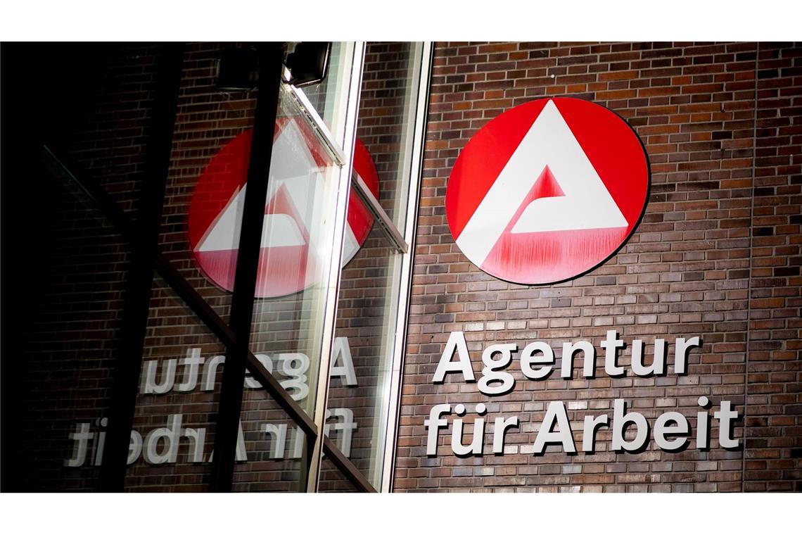 Arbeitslosigkeit sinkt kaum - und wird teuer