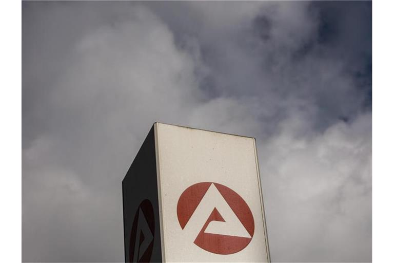 Die Zahl der Arbeitslosen in Deutschland ist im Oktober auf 2,377 Millionen gesunken. Foto: Carsten Koall/dpa