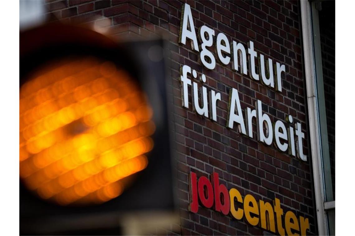 Die Zahl der Arbeitslosen in Deutschland ist trotz der Corona-Krise im September um 108 000 im Vergleich zum Vormonat gesunken. Foto: Sina Schuldt/dpa