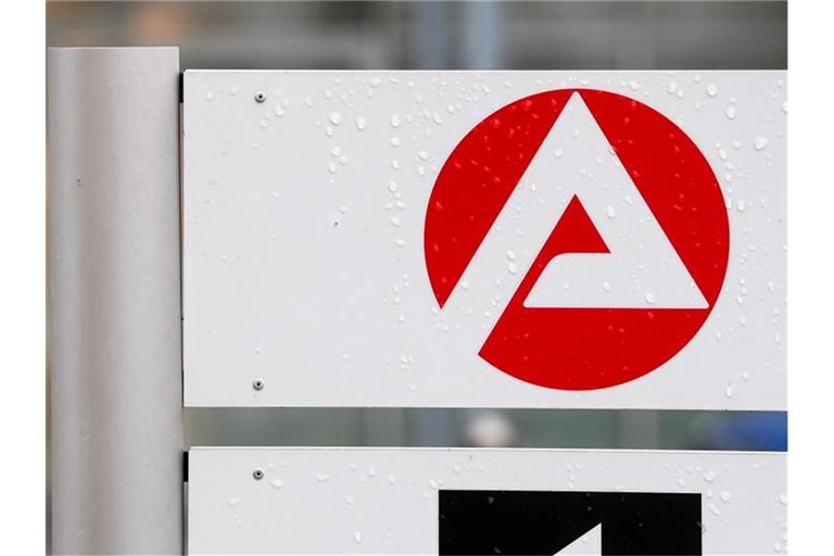 Die Zahl der Arbeitslosen in Deutschland wird der IAB-Prognose zufolge im Jahresdurchschnitt 2021 um 110.000 Menschen zurückgehen. Foto: Hendrik Schmidt/dpa-Zentralbild/dpa