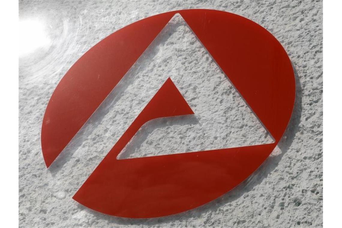 Zahl der Arbeitslosen sinkt im Februar um 30.000 Die Zahl der Arbeitslosen ist im Februar gegenüber dem Vormonat gesunken. Foto: Bernd Wüstneck/dpa