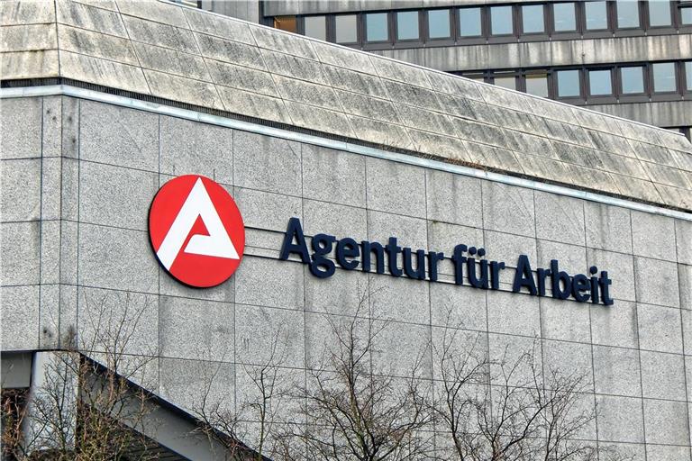 Die zahl der Arbeitslosen sinkt leicht, aber kontinuierlich. Symbolfoto: pixelio.de/Berthold Bronisz