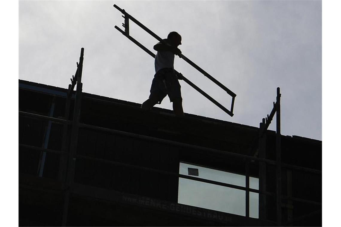 Die Zahl der Arbeitsunfälle ist im Jahr 2020 deutlich zurückgegangen (Symbolbild). Foto: Britta Pedersen/dpa-Zentralbild/dpa