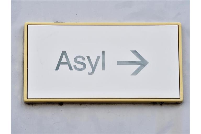 Die Zahl der Asylbewerber, die vom Staat Geld für ihren Lebensunterhalt bekommen, ist im vergangenen Jahr erneut zurückgegangen. Foto: Uli Deck/dpa/Archivbild