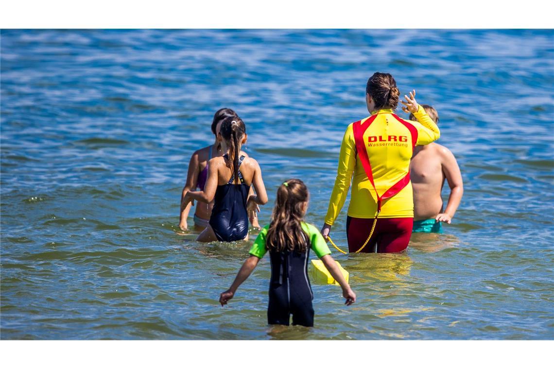 Die Zahl der Badetoten dürfte laut DLRG 2025 bei deutlich unter 400 liegen. (Archivbild)