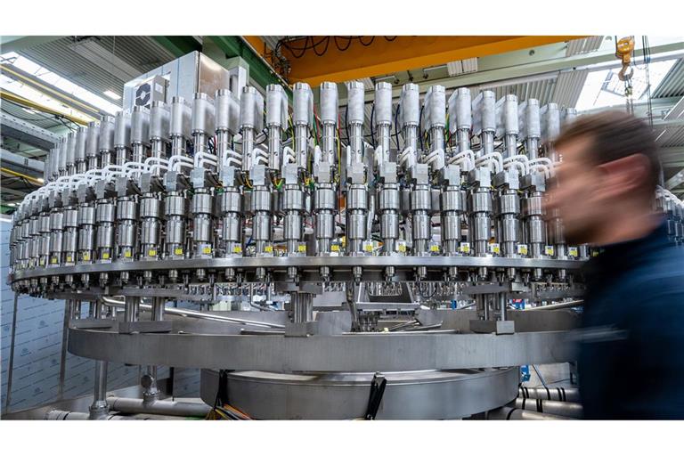 Die Zahl der Beschäftigten in der Metall- und Elektroindustrie ist erneut deutlich zurückgegangen. (Archivbild)