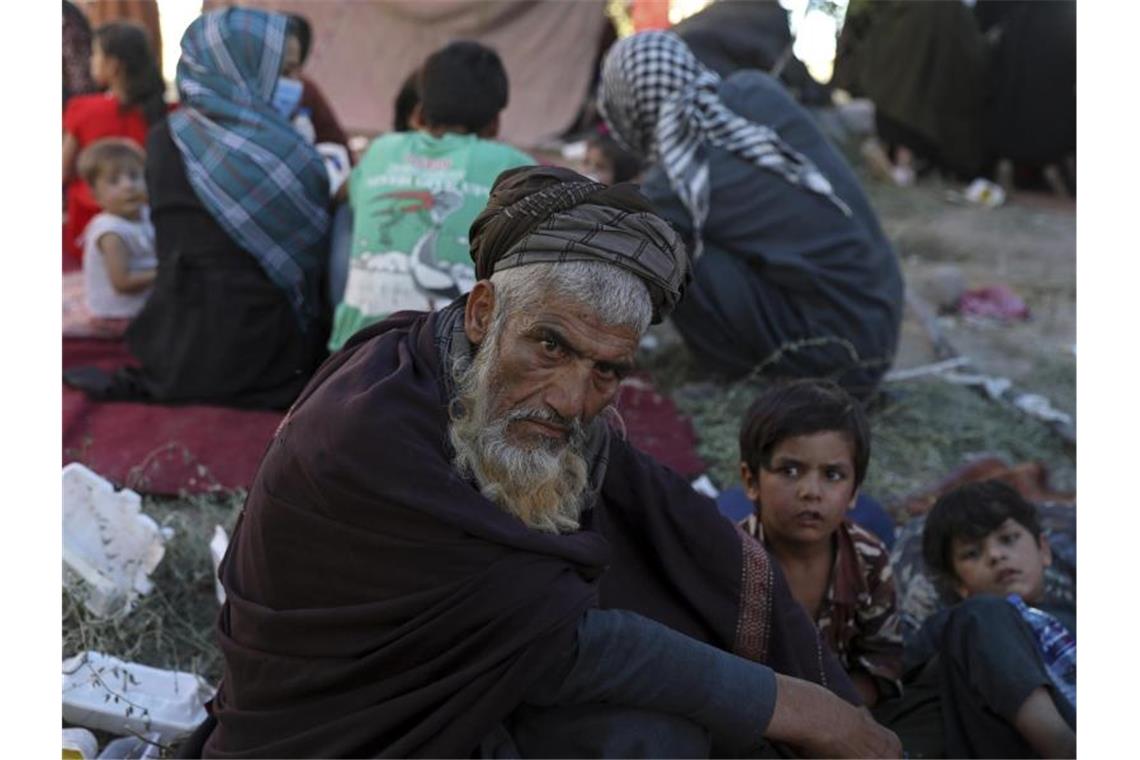 Taliban erobern weitere Stadt - Ministerin verteidigt Abzug Die Zahl der Binnenflüchtlinge in Afghanistan ist seit Anfang Mai massiv gestiegen. Foto: Rahmat Gul/AP/dpa