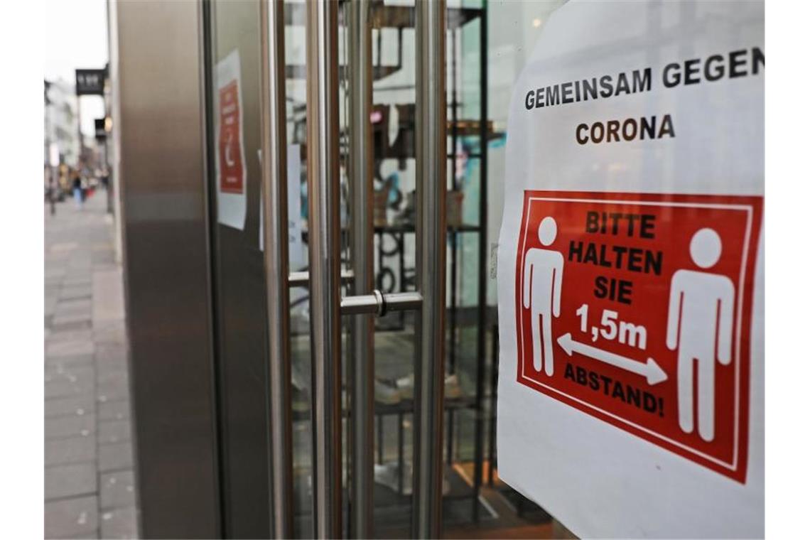 Die Zahl der Corona-Neuinfektionen steigt weiter an. Auch die Zahl der Todesfälle hat einen neuen Höchststand erreicht. Foto: Oliver Berg/dpa