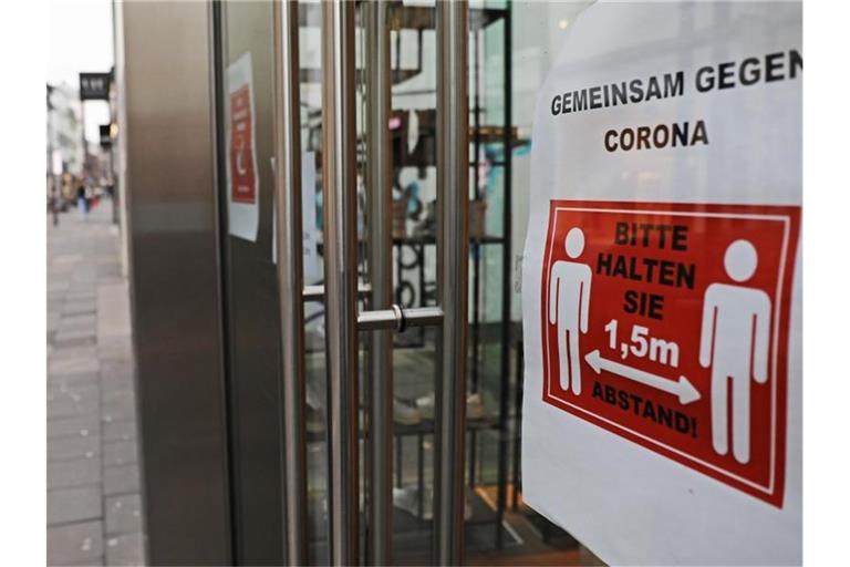 Die Zahl der Corona-Neuinfektionen steigt weiter an. Auch die Zahl der Todesfälle hat einen neuen Höchststand erreicht. Foto: Oliver Berg/dpa