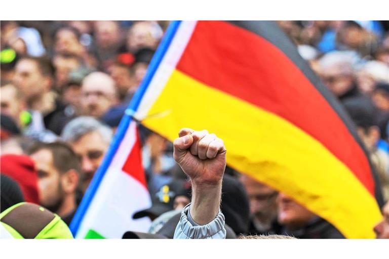 Die Zahl der erfassten rechtsextremen Straftaten von Jugendlichen und jungen Erwachsenen hat in den vergangenen Jahren deutlich zugenommen. (Symbolbild)