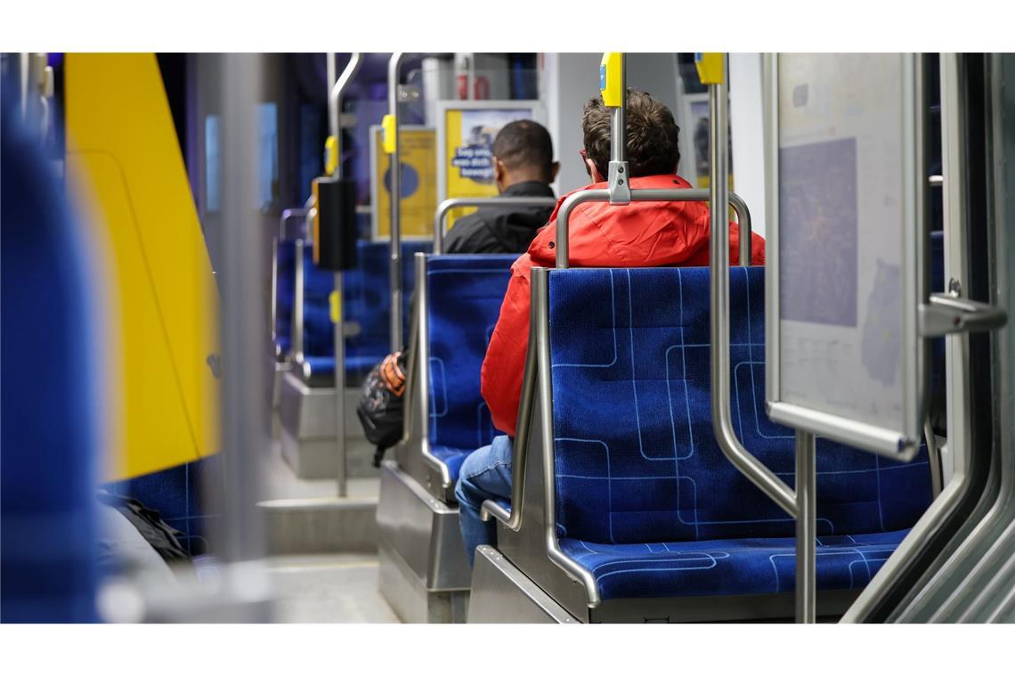 Zahl der Fahrgäste in Bussen und Bahnen steigt kaum noch Die Zahl der Fahrgäste in Bussen und Bahnen legt leicht zu (Archivbild)