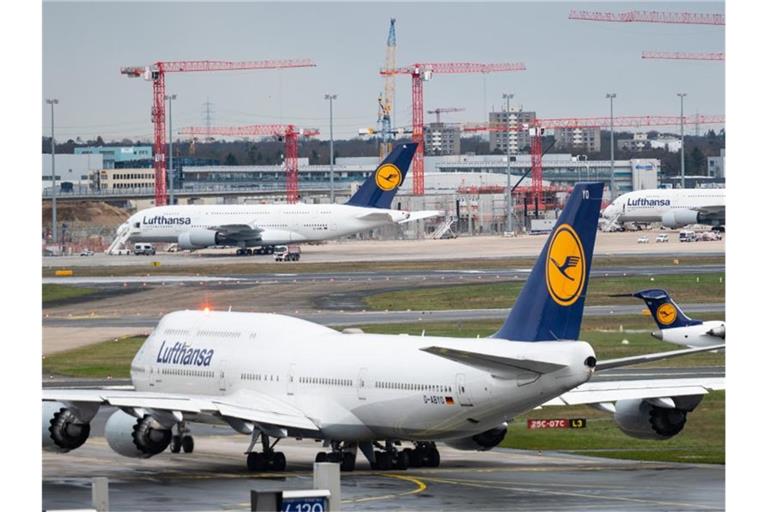 Die Zahl der Flugbewegungen am Frankfurter Flughafen sank in der 13. Kalenderwoche im Vergleich zum Vorjahr um 81 Prozent auf 1836. Foto: Andreas Arnold/dpa