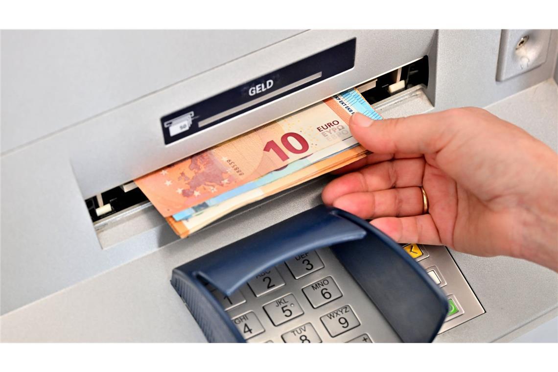 EZB dementiert Gerüchte über Bargeld-Abschaffung Die Zahl der Geldautomaten in Deutschland geht zurück.