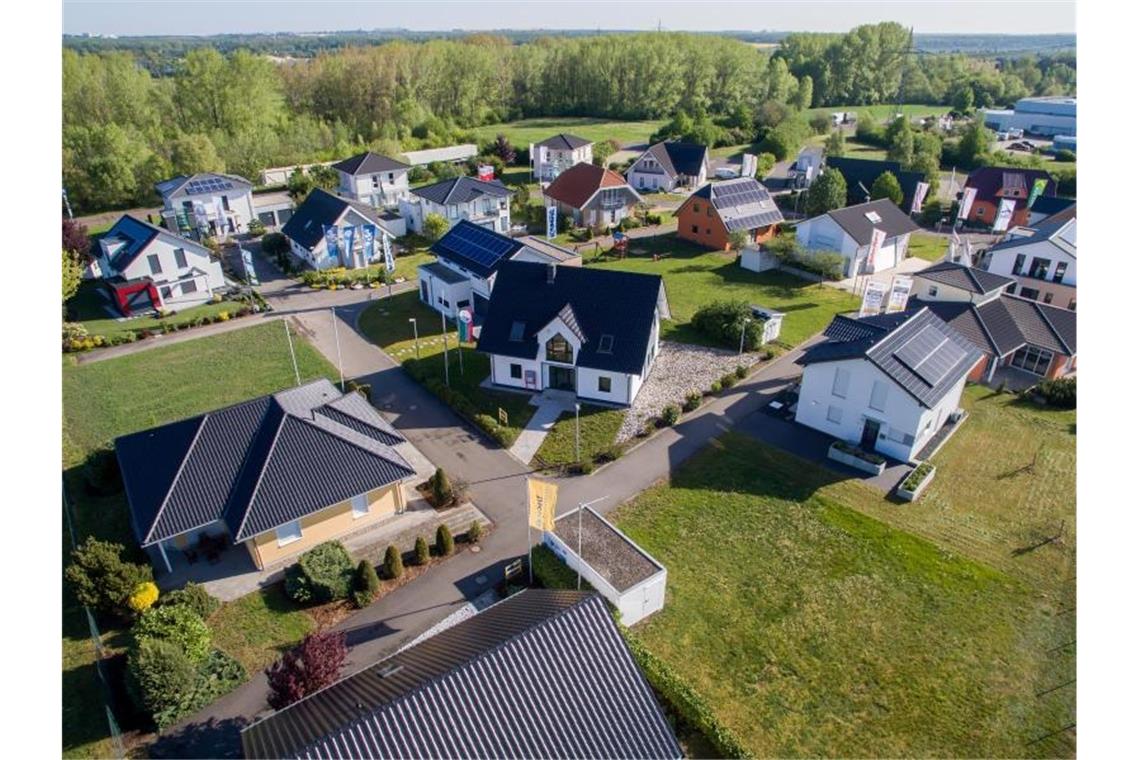 Baugenehmigungen in Deutschland rückläufig Die Zahl der genehmigten Anträge für Einmalilienhäuser im Vergleich zum Vorjahreszeitraum stieg um 2,3 Prozent auf 37.152. Foto: Jan Woitas
