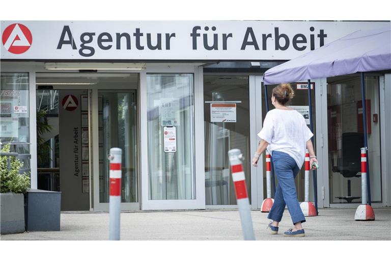 Die Zahl der hochqualifizierten Arbeitslosen sei 2025 um 20,3 Prozent gestiegen.