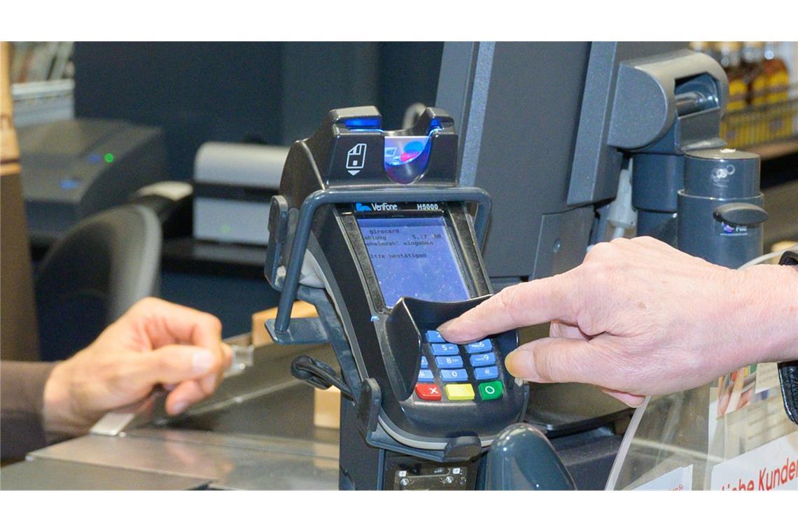 Kartenzahlungen nehmen zu - Zahl der Bankautomaten sinkt Die Zahl der Kartenzahlungen hat weiter zugenommen. (Symbolbild)