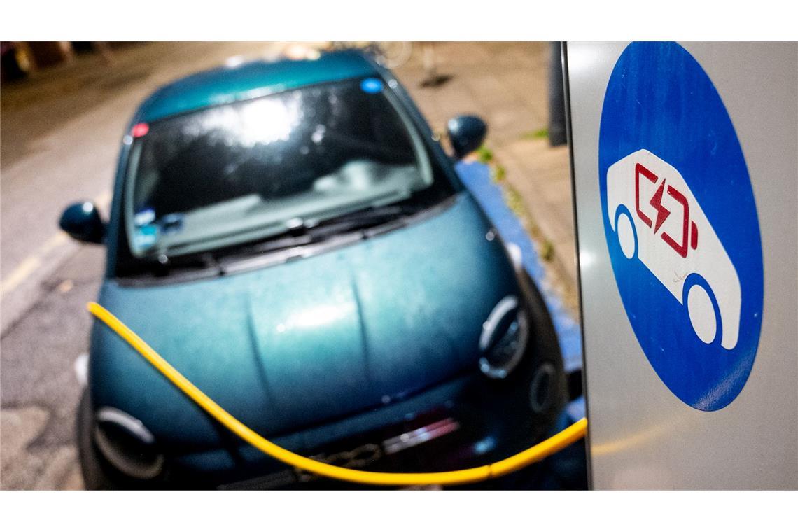 Versorgung mit Ladesäulen verbessert sich leicht