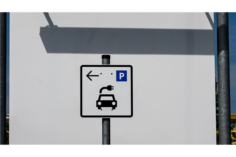 Die Zahl der Neuzulassungen von E-Autos in Deutschland zieht wieder an. (Archivbild)