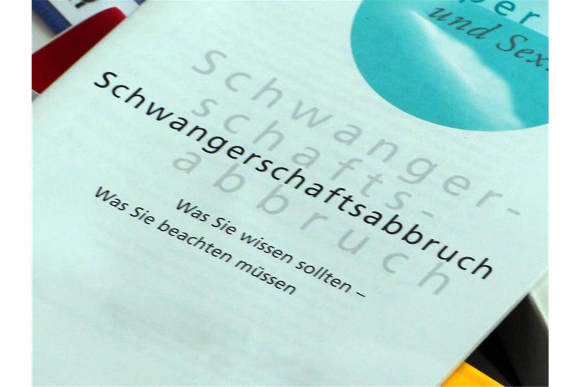 Weniger Schwangerschaftsabbrüche in Deutschland Die Zahl der Schwangerschaftsabbrüche in Deutschland ist gesunken - womöglich auch dank besserer Aufklärung. Foto: Jens Büttner/zb/dpa
