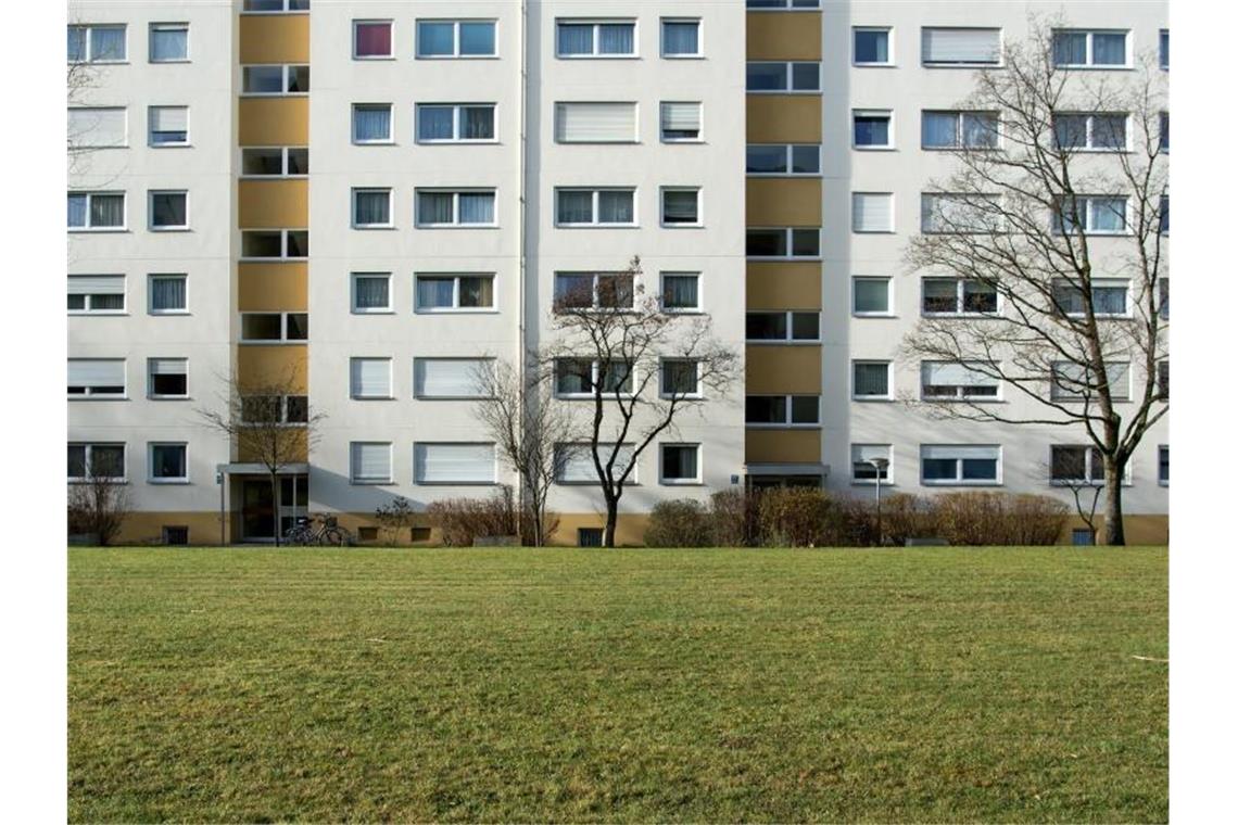 Die Zahl der Sozialwohnungen schrumpft bislang unaufhaltsam. 1990 gab es in Deutschland noch etwa 3 Millionen Sozialwohnungen, Ende 2020 nur noch 1,1 Millionen. Foto: picture alliance / dpa