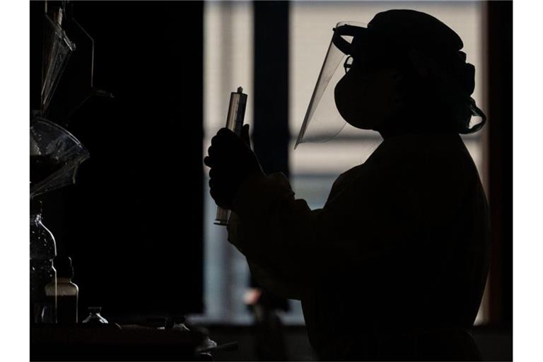 Die Zahl der Todesfälle von Personen, die laborbestätigt an Covid-19 erkrankt waren, steigt von Woche zu Woche. Foto: Marijan Murat/dpa