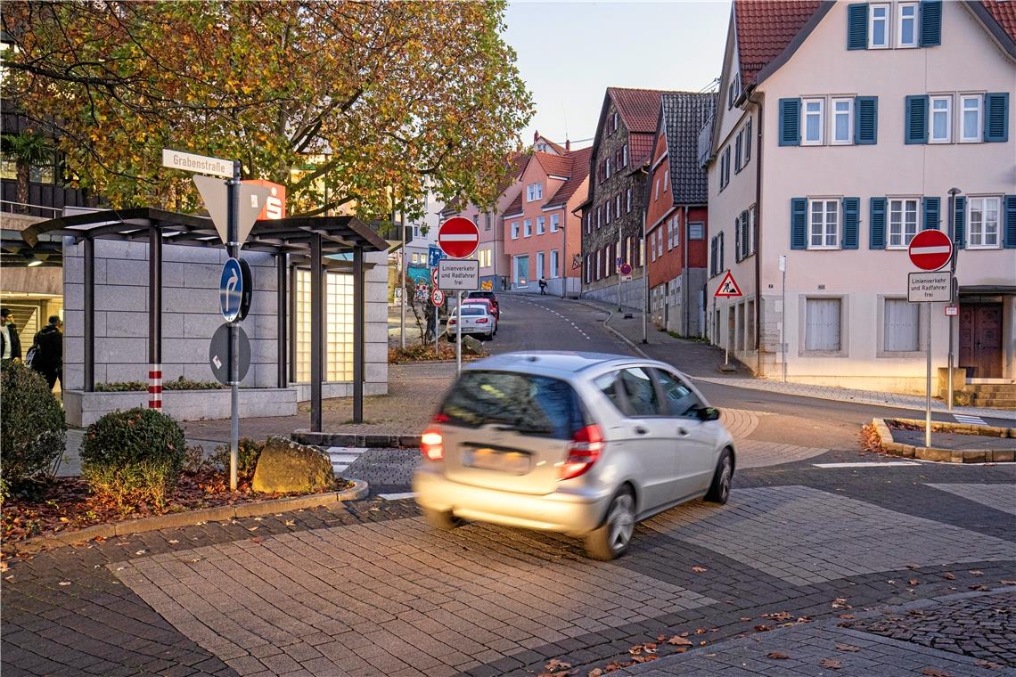 Poller sollen Linksabbiegen verhindern Die Zahl der Verkehrsverstöße an der Ecke Grabenstraße/Eduard-Breuninger-Straße ist eklatant. Im Minutentakt biegen Autos trotz Verbots links ab. Das hängt damit zusammen, dass dies während der Bauphase lange erlaubt war, dass es praktisch ist und dass es nicht sanktioniert wird. Foto: A. Becher