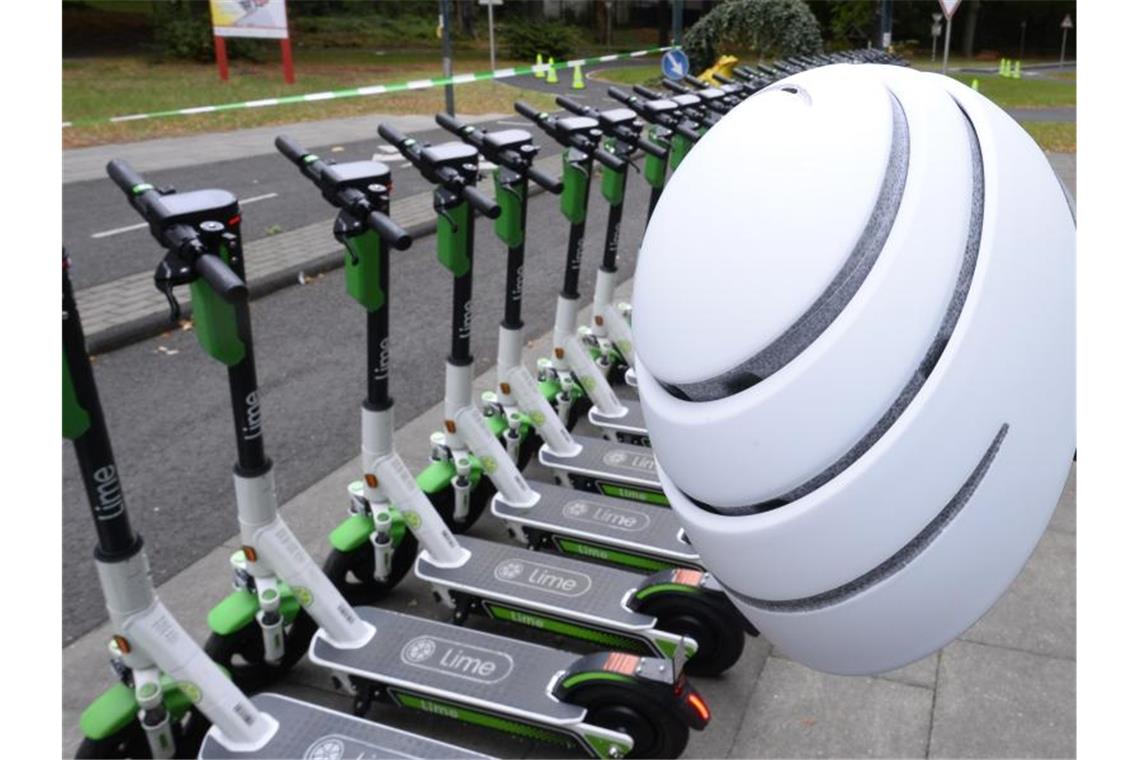 Zu rücksichtslos unterwegs? Der Streit um die E-Scooter Die Zahl der Verletzungen und Krankenhauseinweisungen nach Unfällen mit E-Scootern nimmt einer Studie aus den USA zufolge dramatisch zu. Foto: Roberto Pfeil/VM/dpa