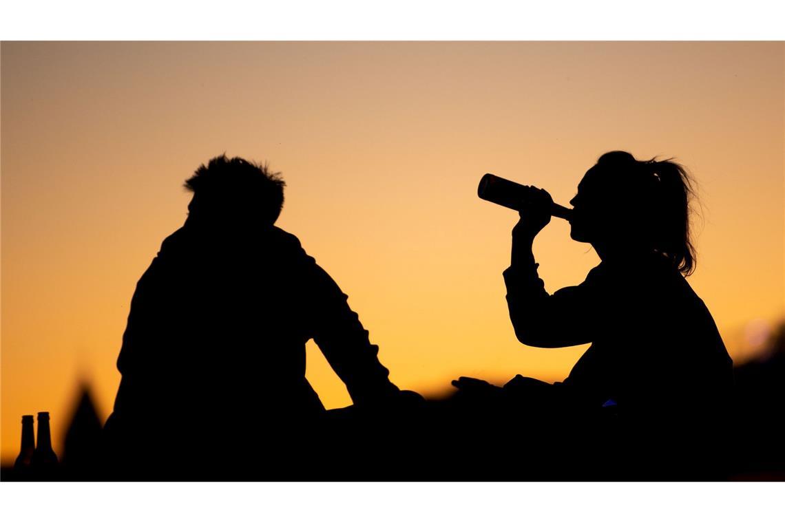 Weniger Jugendliche landen mit Alkoholvergiftung in Klinik Die Zahl jugendlicher Trinker ist zuletzt zurückgegangen. (Symbolbild)