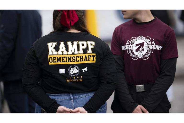 Die Zahl Jugendlicher und junger Erwachsener, die in Deutschland rechtsextreme Straftaten verüben, bleibt auf hohem Niveau (Symbolfoto).