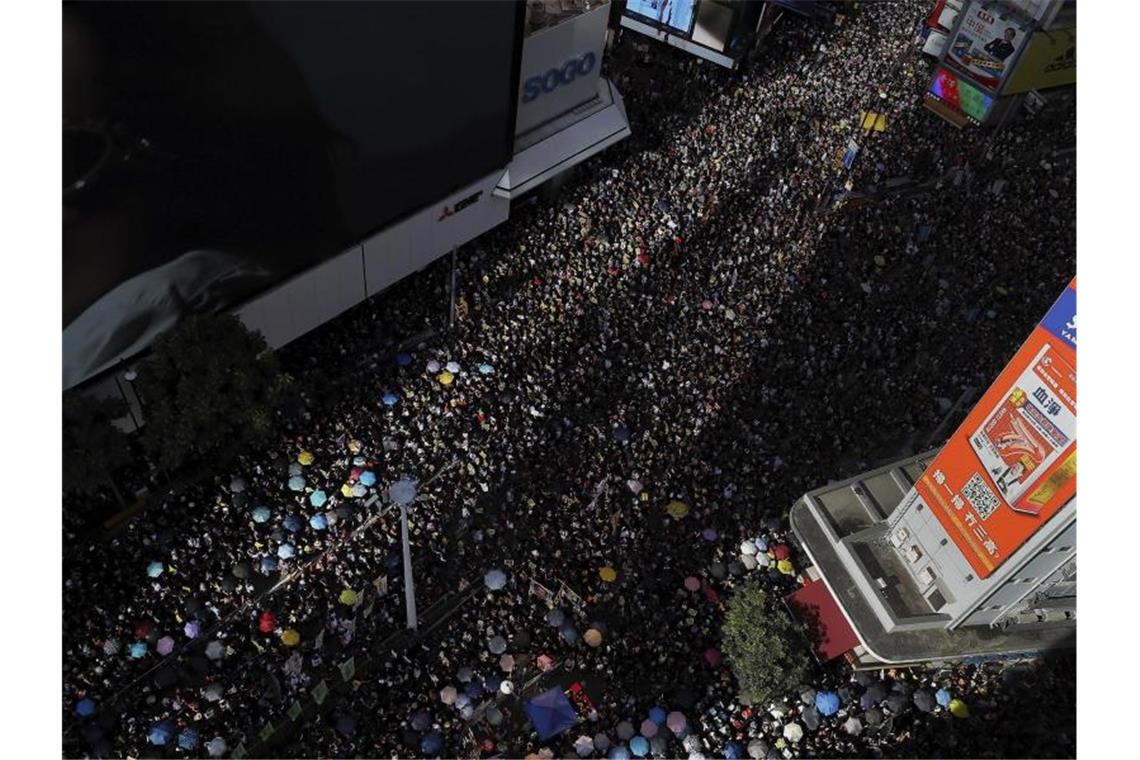 Die zahlreichen Demonstranten versuchen, Straßen im Regierungsviertel zu besetzen. Foto: Kin Cheung/AP