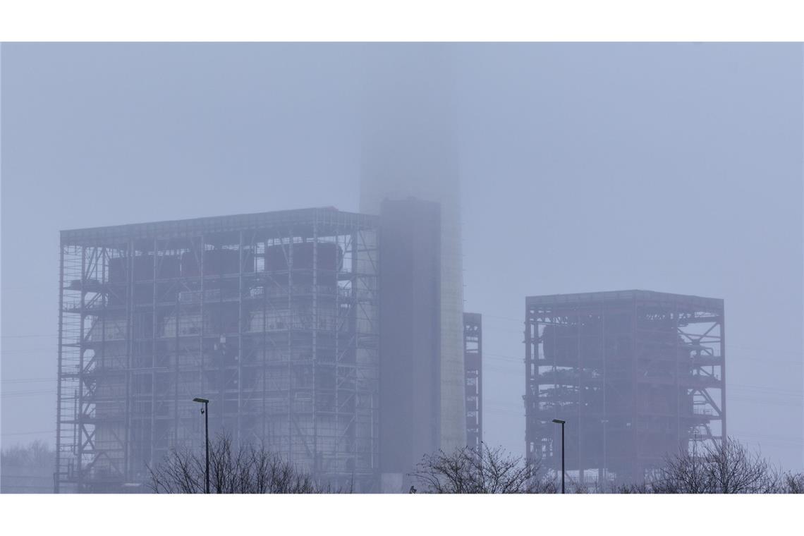 Die zahlreichen Schaulustigen konnten allerdings nur einen Teil des Spektakels sehen, denn die obere Hälfte des Schornsteins war von Nebel und Wolken verdeckt.