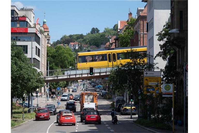 Die Zahnradbahn fährt in der Stuttgarter Innenstadt. Foto: Marijan Murat/dpa/Archivbild