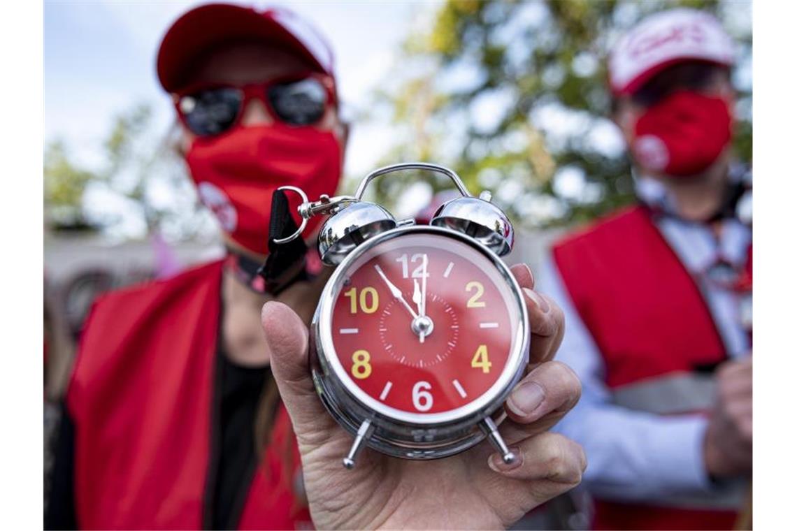 Warnstreiks im öffentlichen Dienst ab Dienstag Die Zeiger stehen auf fünf vor zwölf: Die Gewerkschaften fordern 4,8 Prozent mehr Lohn. Foto: Fabian Sommer/dpa