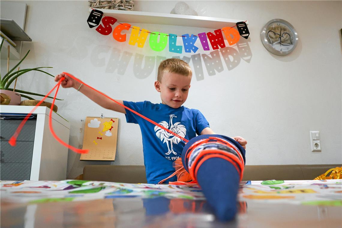Ein Handy kommt nicht in die Schultüte Die Zeit des Wartens hat ein Ende. Endlich kann der sechsjährige Lino seine Schultüte auspacken und schauen, ob sich darin das befindet, was er sich erhofft hat. Fotos: Alexander Becher