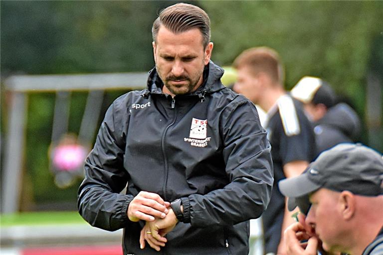 Die Zeit von Trainer Mario Marinic in Backnang ist noch nicht abgelaufen. Foto: Tobias Sellmaier