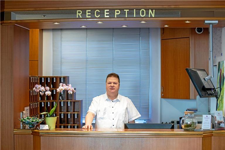Die Zeiten, in denen alle Schlüssel im Fach hängen, sind vorbei. Im Moment bereitet es nicht nur Hendrik Wahl im Hotel Gerberhof große Mühe, Geschäftskunden und Besucher der zahlreichen Events in der Backnanger Umgebung unterzubringen. Foto: Alexander Becher