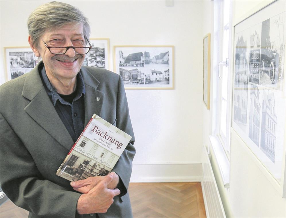 Die Zeitreise beginnt mit Blick auf das heutige Kulturzentrum am Stiftshof mit dem Helferhaus und Bandhaus: Peter Wolf mit seinem neuesten Buch mit historischen Bildern. Foto: A. Becher