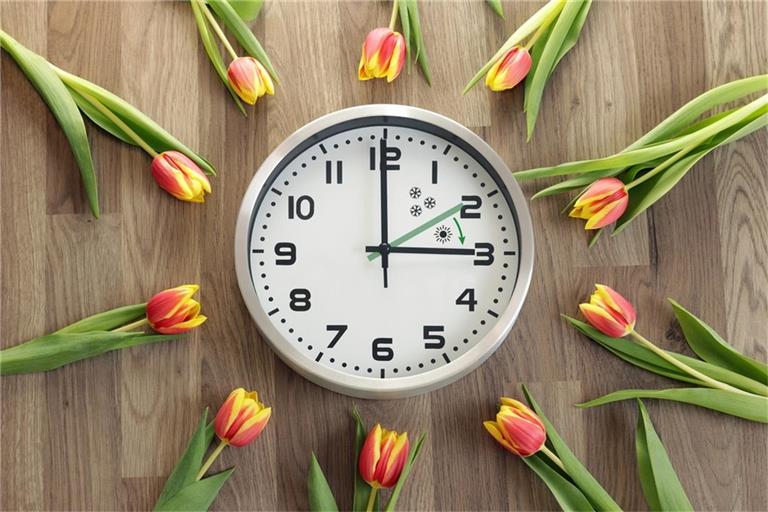 Die Zeitumstellung zur Sommerzeit 2025 steht bevor: Wann genau wird die Uhr auf Sommerzeit umgestellt? Datum, Uhrzeit & Hintergründe zur Umstellung.