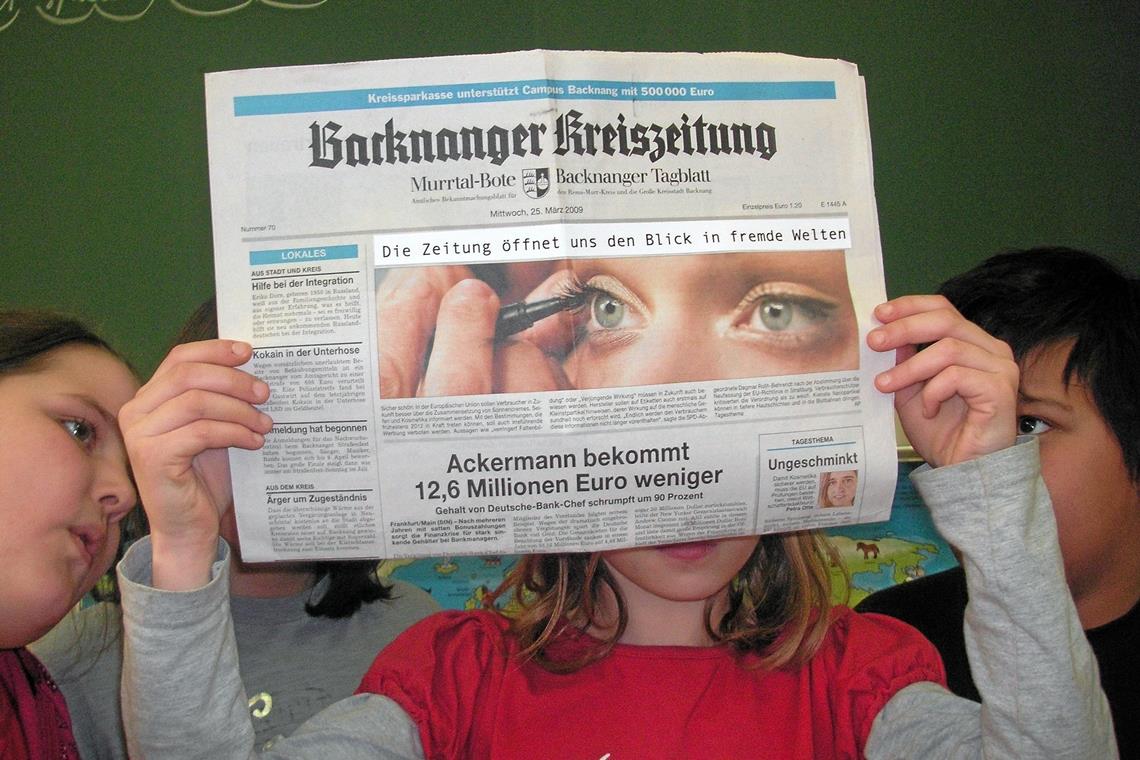 „Die Zeitung öffnet uns den Blick in fremde Welten“ – mit diesem pfiffigen Foto hat sich die 4.Klasse der Grundschule Sachsenweiler im Jahr 2009 am Fotowettbewerb beteiligt. Foto: Archiv