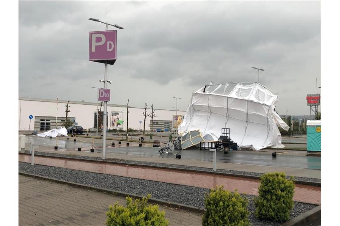 Die Zelte eines Corona-Drive-in-Testzentrums in Bad Oeynhausen wurden aus den Ankern gerissen. Foto: Polizei Minden-Lübbecke/dpa