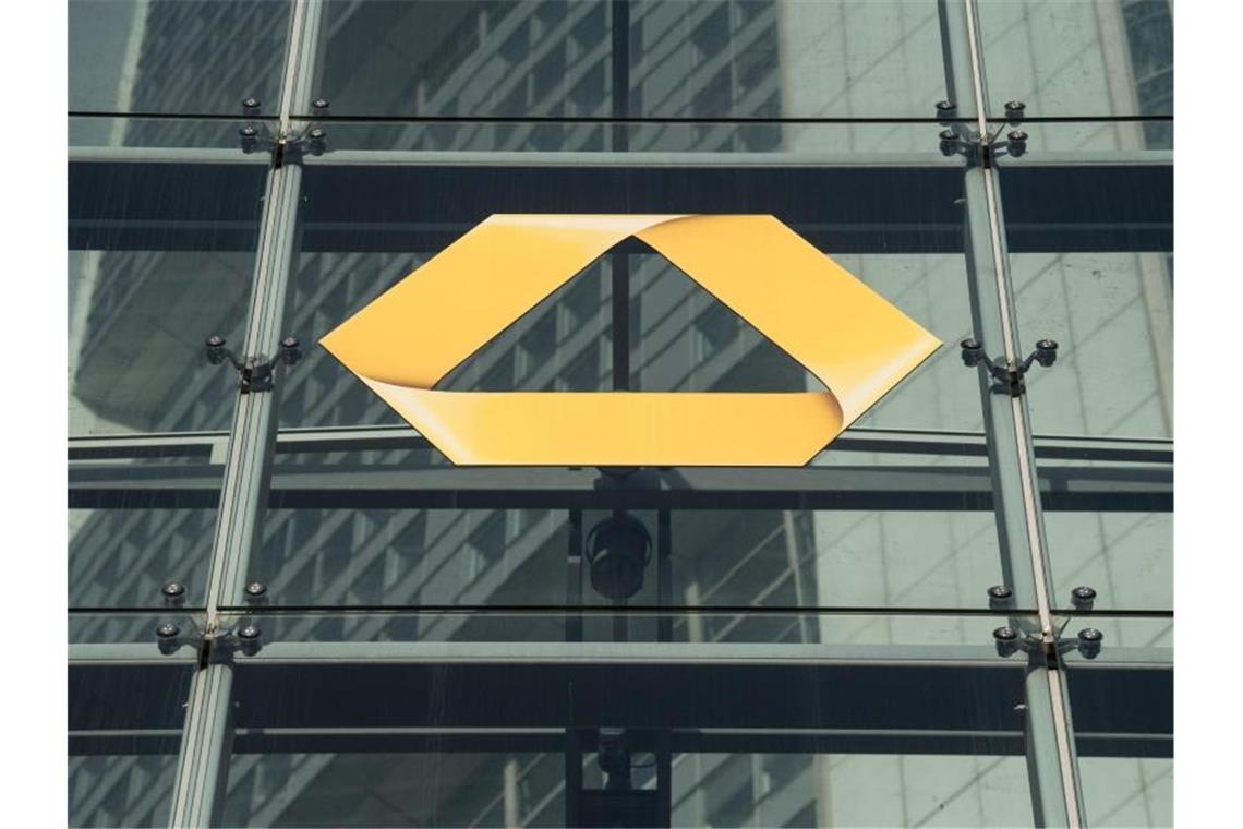 Commerzbank: Tausende Stellen auf der Kippe Die Zentrale der Commerzbank in Frankfurt am Main. Foto: Boris Roessler/dpa