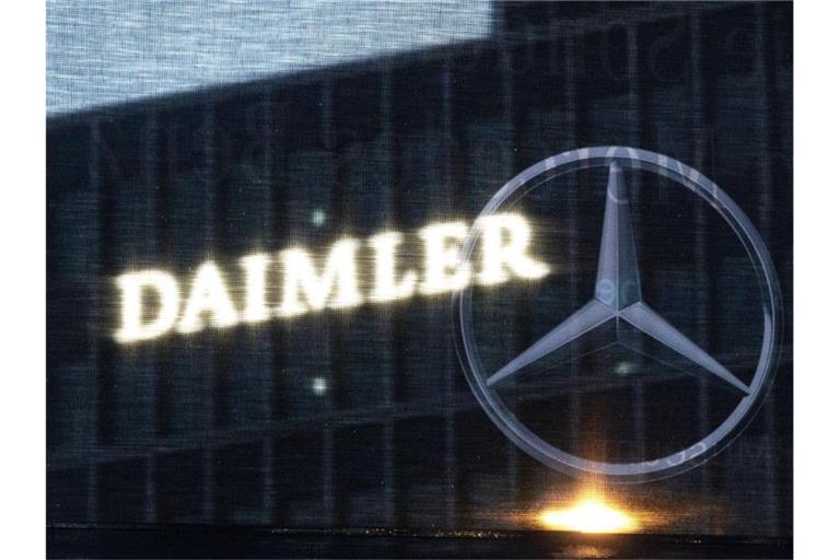 Die Zentrale der Daimler AG ist durch eine Flagge mit dem Mercedes-Stern zu sehen. Foto: Marijan Murat/dpa/Archivbild