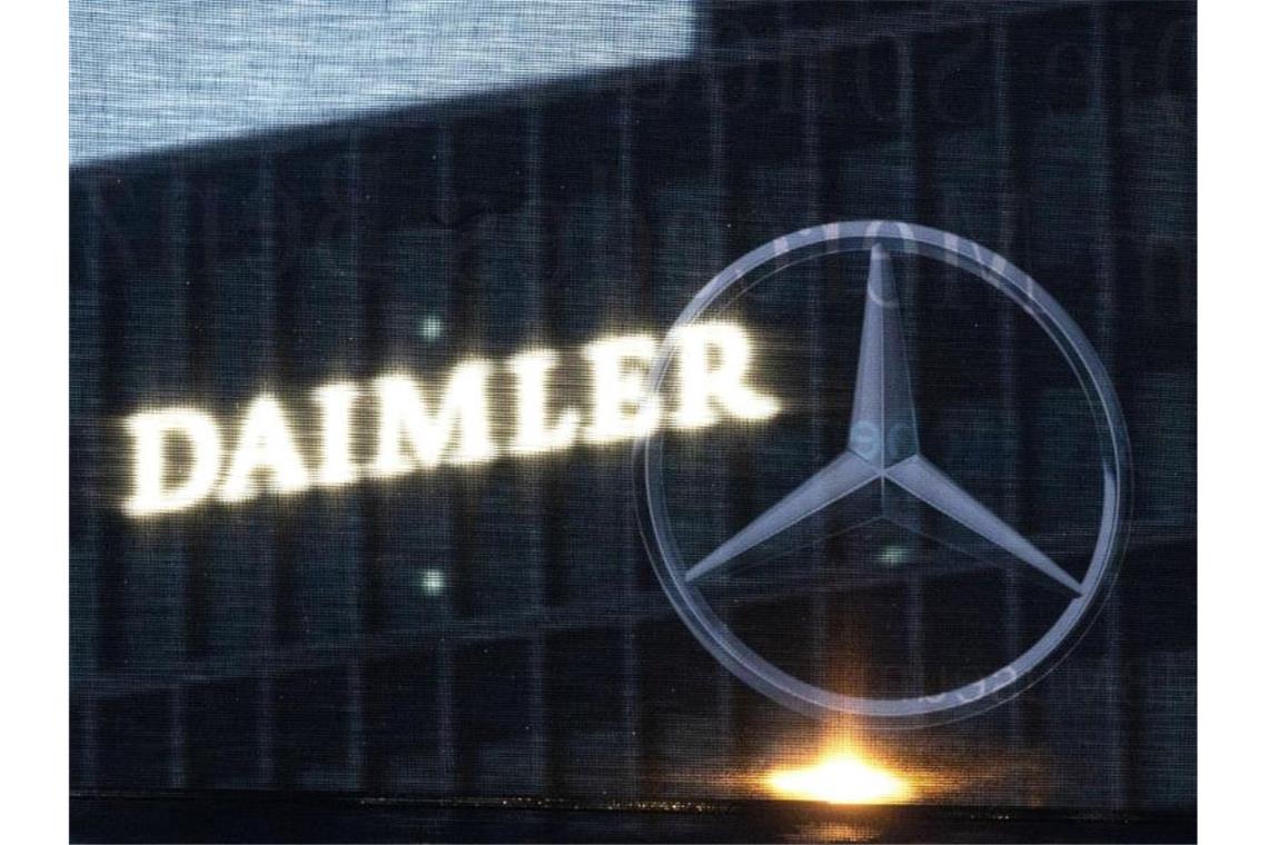 Die Zentrale der Daimler AG ist durch eine Flagge zu sehen, auf der der Mercedes-Stern abgebildet ist. Foto: Marijan Murat/dpa
