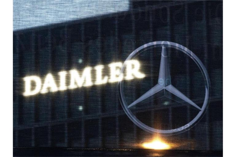 Die Zentrale der Daimler AG ist durch eine Flagge zu sehen, auf der der Mercedes-Stern abgebildet ist. Foto: Marijan Murat/dpa
