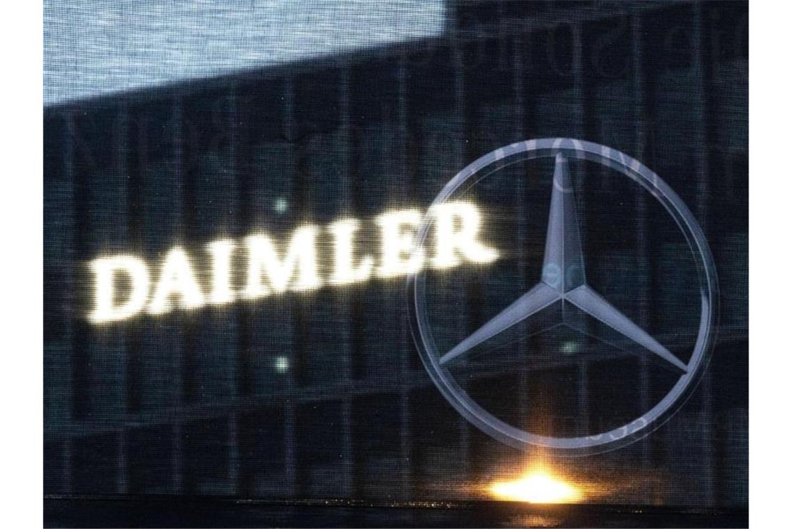 Daimler ruft in China rund 2,6 Millionen Fahrzeuge zurück Die Zentrale der Daimler AG ist durch eine Flagge zu sehen, auf der der Mercedes-Stern abgebildet ist. Foto: Marijan Murat/dpa/Symbolbild